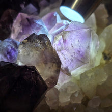 Load image into Gallery viewer, Amethyst on Quartz with Enhydro Cluster Display (Mogok, Myanmar) – 缅甸抹谷天然紫水晶共生石英水胆水晶簇矿物摆件