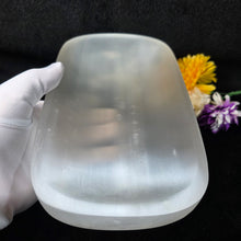 Load image into Gallery viewer, Good Grade Polished Rectangle Selenite Bowl Display (20cm × 12cm) – 优质透石膏长方形抛光碗摆件