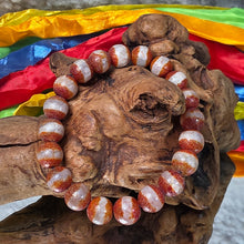Load image into Gallery viewer, Tibetan Agate Medicine Dzi Bracelet – 西藏玛瑙药师天珠手链(一线天珠)