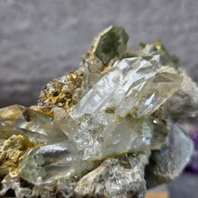 Load image into Gallery viewer, Green Phantom Quartz with Brookite Cluster Display (Pakistan) – 巴基斯坦绿幽灵水晶伴板钛矿簇摆件