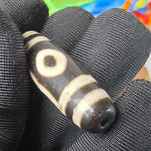 Load image into Gallery viewer, Phoenix 3-Eyed Dzi Bead – 凤三眼天珠