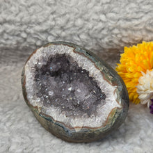 Load image into Gallery viewer, Amethyst Money Bag Display – 紫水晶钱袋子摆件