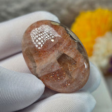 Load image into Gallery viewer, Strawberry Sunstone Palm Stone (Tanzania) – 坦桑尼亚草莓太阳石掌心石