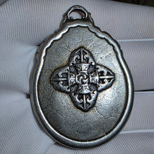 Load image into Gallery viewer, 9 Palace Bagua + Crossed Vajra Pendant – 九宫八卦+十字降魔杵吊坠
