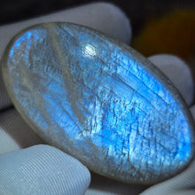 Load image into Gallery viewer, Rainbow Moonstone Palm Stone (Tanzania) – 坦桑尼亚彩虹月光石掌心石
