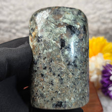 Load image into Gallery viewer, Polished Yooperlite Display – 抛光火焰石摆件