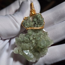 Load image into Gallery viewer, Green Phantom Mini Cluster Wire Wrapped Pendant – 绿幽灵迷你晶簇绕线吊坠