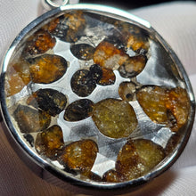 Load image into Gallery viewer, Pallasite Meteorite Pendant – 橄榄陨石吊坠
