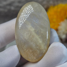 Load image into Gallery viewer, Rainbow Moonstone Palm Stone (Tanzania) – 坦桑尼亚彩虹月光石掌心石