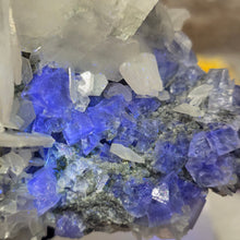 Load image into Gallery viewer, Fluorite with Calcite Rose Specimen (Hunan, China) – 湖南天然萤石方解石玫瑰花共生矿物标本