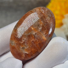 Load image into Gallery viewer, Strawberry Sunstone Palm Stone (Tanzania) – 坦桑尼亚草莓太阳石掌心石