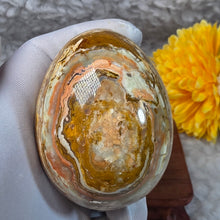 Load image into Gallery viewer, Green Onyx Egg Display – 绿色玛瑙蛋形摆件