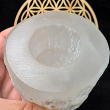 Load image into Gallery viewer, Raw Selenite Round Candle Holder Display (8cm) – 透石膏原矿圆形烛台摆件