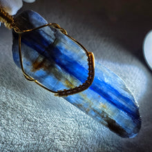 Load image into Gallery viewer, Raw Kyanite with Rose Gold Wire Wrapped Pendant – 玫瑰金绕线天然蓝晶石原石吊坠