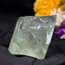 Load image into Gallery viewer, Fluorite Octahedron Display – 萤石八面体摆件