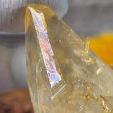 Load image into Gallery viewer, Iridescent Golden Healer Lemurian Seed (Colombia) – 哥伦比亚天然彩虹黄金疗愈师雷姆利亚种子水晶