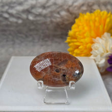 Load image into Gallery viewer, Strawberry Sunstone Palm Stone (Tanzania) – 坦桑尼亚草莓太阳石掌心石