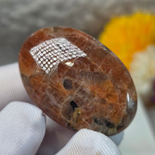 Load image into Gallery viewer, Strawberry Sunstone Palm Stone (Tanzania) – 坦桑尼亚草莓太阳石掌心石