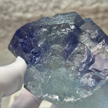 Load image into Gallery viewer, Blue-Greenish Cubic Fluorite Mineral Specimen (Yaogangxian Mine, Hunan, China) – 中国湖南瑶岗仙矿蓝绿色立方萤石矿物标本
