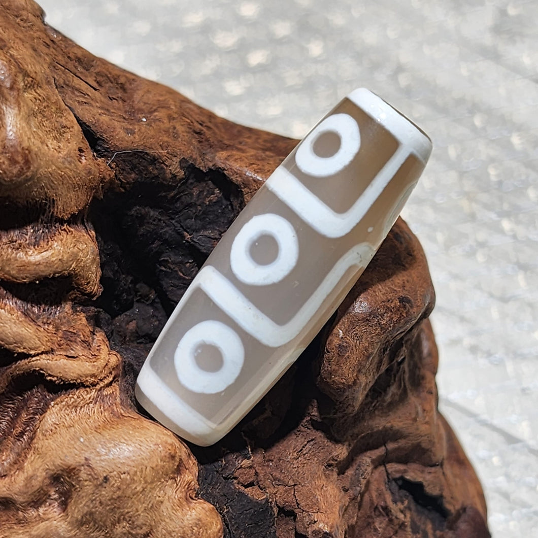 🤍 White Agate Dzi Bead – Purity, Protection & Balance