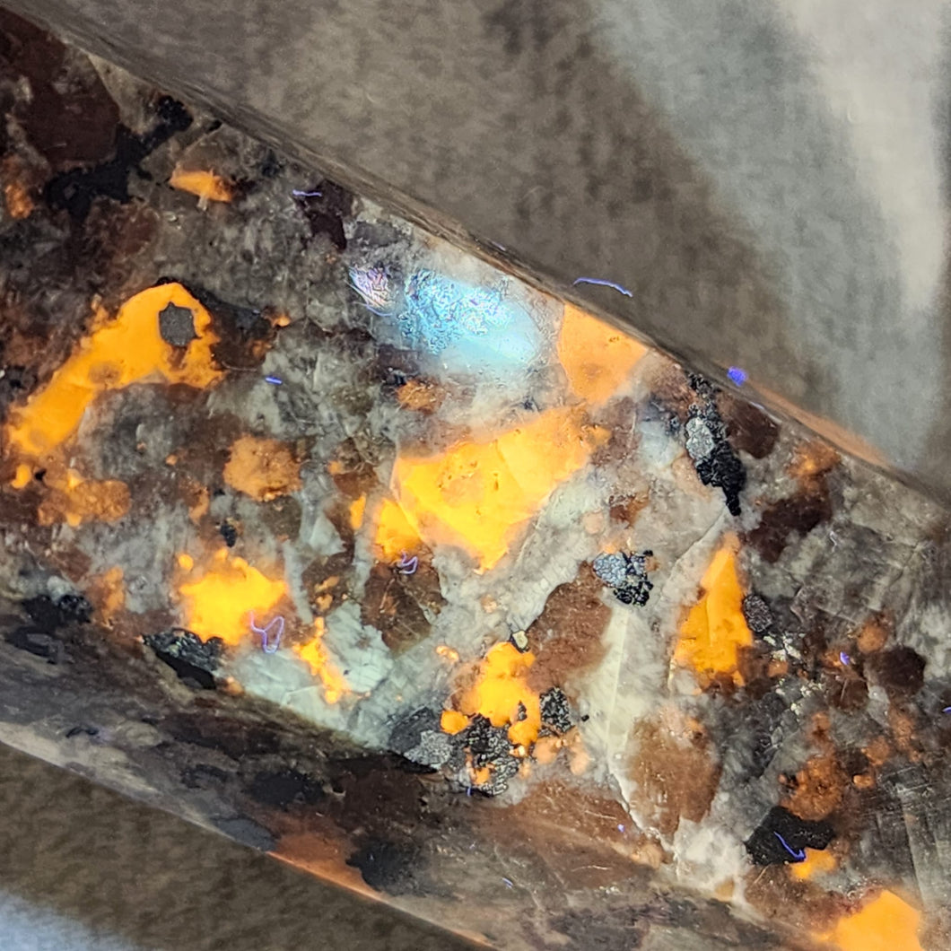 🌌 Yooperlite Pointer – The Stone That Glows Like Fire Under UV Light! 🔮✨