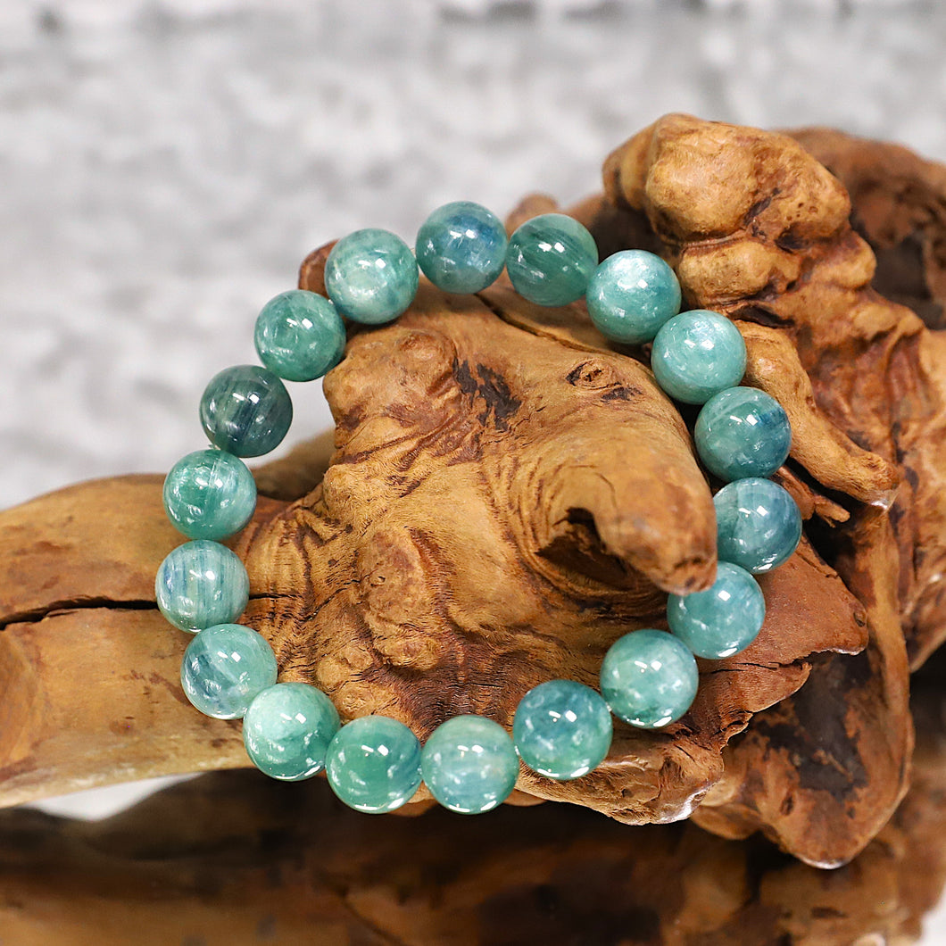 ✨ Boost Your Energy & Luck with a Green Kyanite Bracelet! ✨