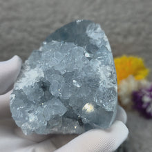 Load and play video in Gallery viewer, Top-Grade Celestite Specimen Display (Madagascar) – 顶级马达加斯加天青石标本摆件
