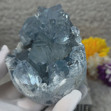 Load and play video in Gallery viewer, Top-Grade Celestite Specimen Display (Madagascar) – 顶级马达加斯加天青石标本摆件
