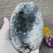 Load and play video in Gallery viewer, Top-Grade Celestite Specimen Display (Madagascar) – 顶级马达加斯加天青石标本摆件
