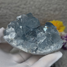 Load and play video in Gallery viewer, Top-Grade Celestite Specimen Display (Madagascar) – 顶级马达加斯加天青石标本摆件
