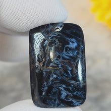 Load and play video in Gallery viewer, Top-Grade Pietersite Pendant – 顶级彼得石吊坠
