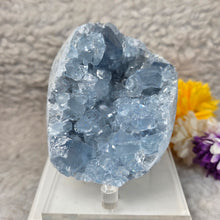 Load image into Gallery viewer, Top-Grade Celestite Specimen Display (Madagascar) – 顶级马达加斯加天青石标本摆件
