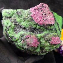 Load image into Gallery viewer, Raw Ruby Zoisite Display (Tanzania) – 坦桑尼亚天然红宝石黝帘石摆件
