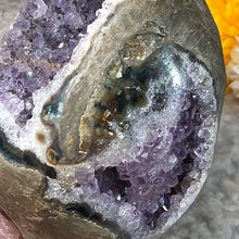 Load image into Gallery viewer, Amethyst Money Bag Display – 紫水晶钱袋子摆件
