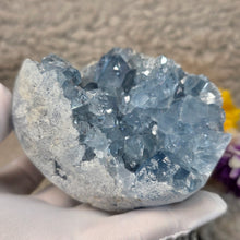 Load image into Gallery viewer, Top-Grade Celestite Specimen Display (Madagascar) – 顶级马达加斯加天青石标本摆件
