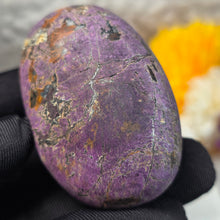 Load image into Gallery viewer, Velvet Purpurite Palm Stone (Brazil) – 巴西天鹅绒紫磷铁矿掌心石
