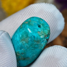 Load image into Gallery viewer, Turquoise Barrel Shaped Bead (Hubei) – 湖北绿松石桶珠路路通
