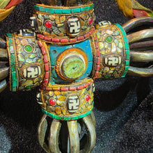 Load image into Gallery viewer, Tibetan Crossed Vajra (Dorje) with Medicine Buddha Display – 十字金刚杵药师佛摆件
