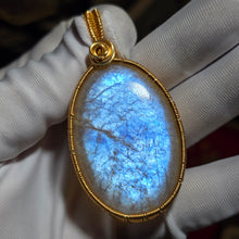Load image into Gallery viewer, Blue Sheen Moonstone Wire Wrapped Pendant – 蓝光月光石绕线吊坠

