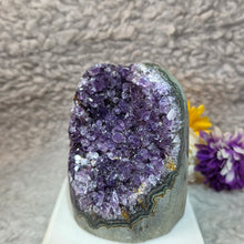 Load image into Gallery viewer, Good Grade Amethyst Slab Display (Uruguay) – 优质乌拉圭紫水晶切片摆件

