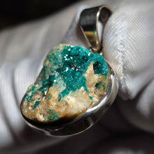Load image into Gallery viewer, Raw Dioptase Pendant (Congo) – 刚性翠铜矿原石吊坠
