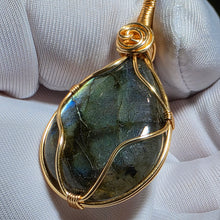 Load image into Gallery viewer, Labradorite Wire Wrapped Pendant – 拉长石绕线吊坠
