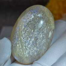 Load image into Gallery viewer, Rainbow Moonstone Palm Stone (Tanzania) – 坦桑尼亚彩虹月光石掌心石
