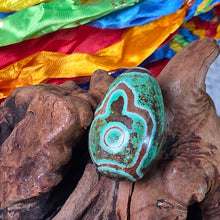 Load image into Gallery viewer, 1-Eyed Back Mountain Dzi Bead – 一眼靠山天珠
