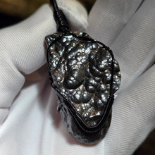 Load image into Gallery viewer, Raw Hematite Wire Wrapped Pendant – 天然赤铁矿绕线吊坠
