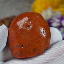 Load image into Gallery viewer, Raw Nanhong Agate – 天然南红玛瑙原石
