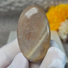 Load image into Gallery viewer, Rainbow Moonstone Palm Stone (Tanzania) – 坦桑尼亚彩虹月光石掌心石
