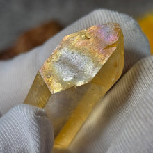 Load image into Gallery viewer, Iridescent Golden Healer Lemurian Seed (Colombia) – 哥伦比亚天然彩虹黄金疗愈师雷姆利亚种子水晶
