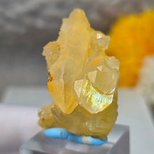 Load image into Gallery viewer, Iridescent Golden Healer Quartz Display (Uri, Switzerland) – 瑞士乌里彩虹金疗愈水晶摆件
