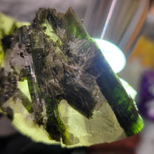 Load image into Gallery viewer, Green Tourmaline in Quartz Display – 绿碧玺共生石英矿物摆件
